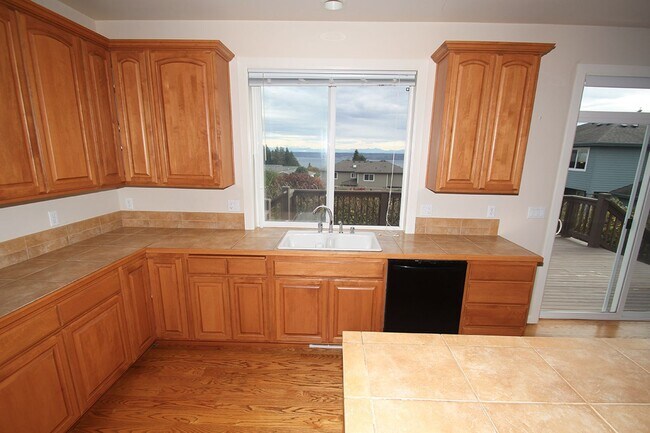 Building Photo - UPDATED CHAFFEY 4 BEDROOOM KINGSTON HOME F...