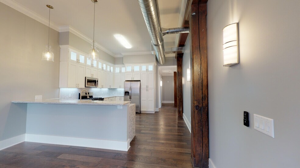 Building Photo - 123 E Willow St