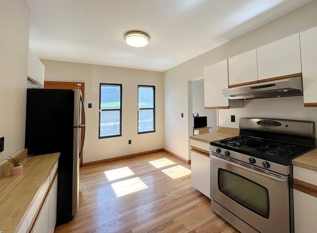 Building Photo - 196 Falcon St