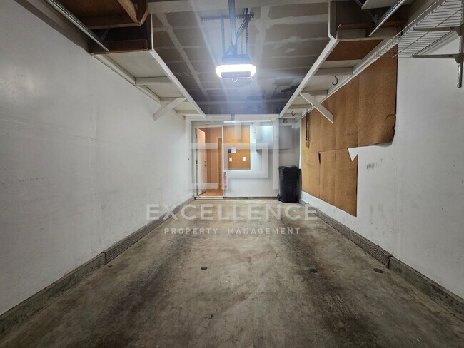 Building Photo - Beautiful 2 Story Townhouse - Small Pets N...