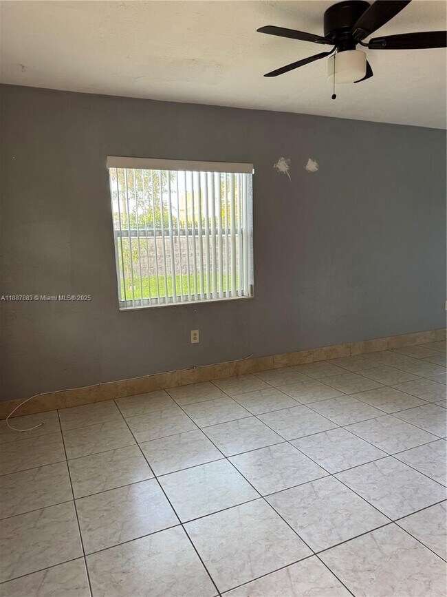 Building Photo - 6027 SW 36th Ct