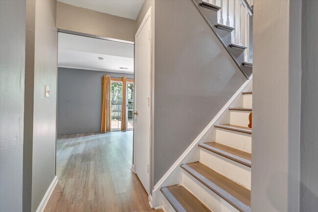 Building Photo - 104 Southampton Ct