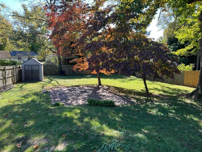 Building Photo - Spacious Home , Great Location