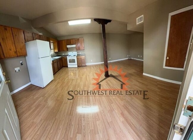 Building Photo - Spacious 1 bedroom 1 bath home.