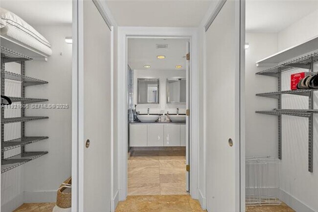 Building Photo - 9821 E Bay Harbor Dr