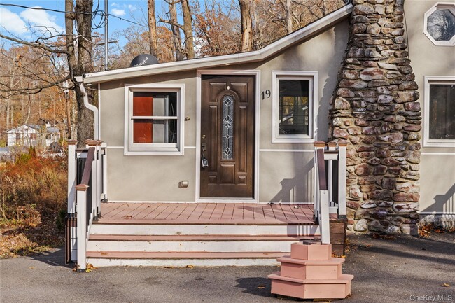 Building Photo - 9 Sylvan Trail