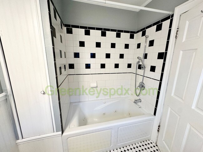 Building Photo - Huge 3 Bedroom 2 Bathroom House in Heart o...