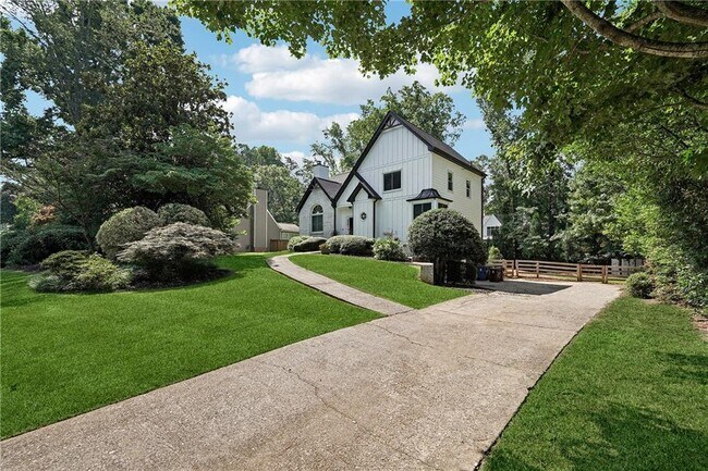 Building Photo - 5600 Surrey Ct