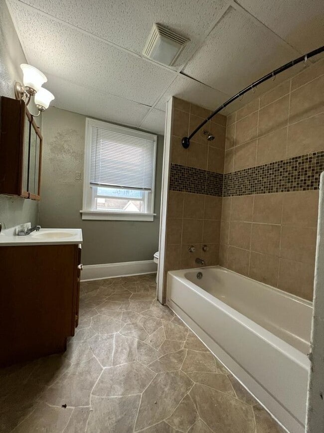 Building Photo - 614 E Broadway St