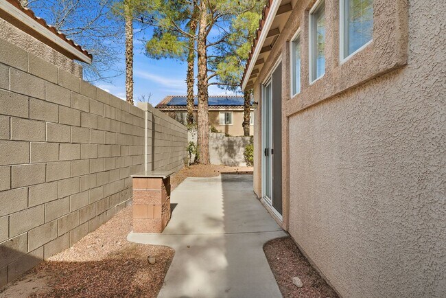 Building Photo - SUMMERLIN NORTH!!! SINGLE STORY!!! LARGE YARD!!! RECENTLY RENOVATED!!! NEW CARPET!!! NEAR DOWNTOW...