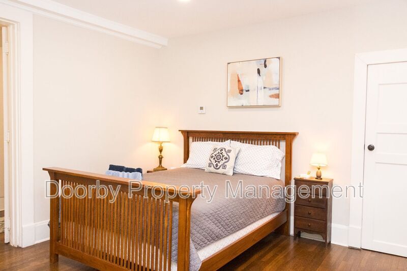 Building Photo - 621 Fortwood Pl