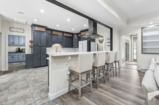 Building Photo - Peaceful and Luxury Living on 3+ Acres