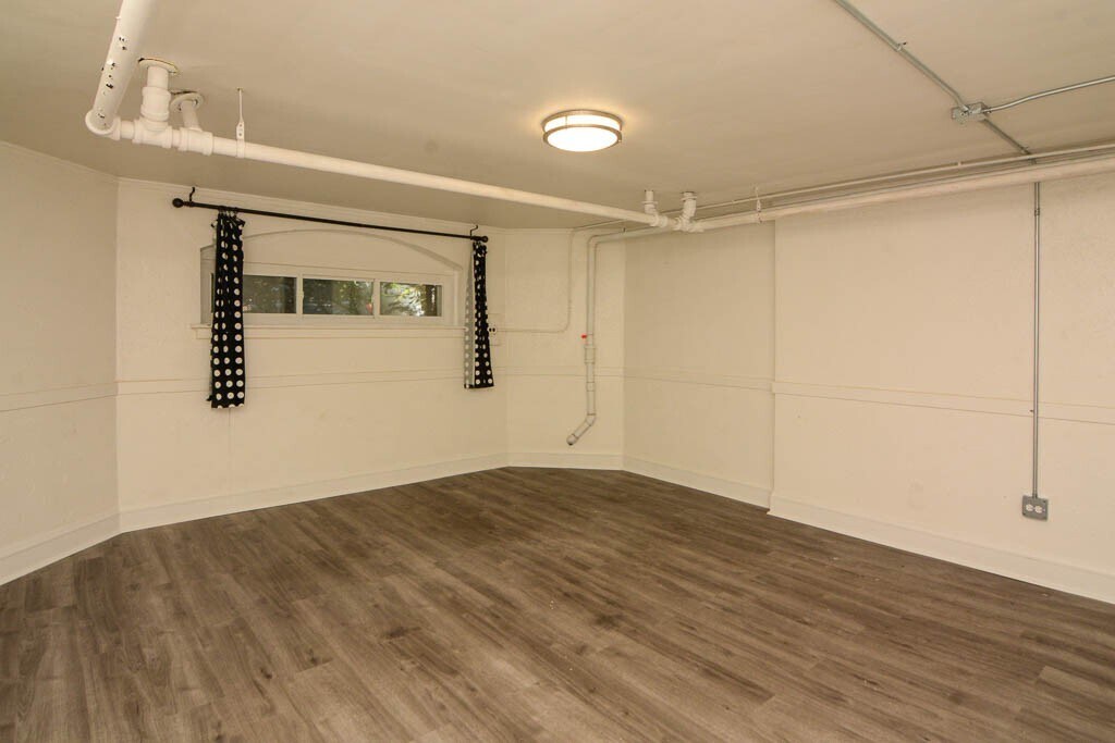 Building Photo - 5534 N Artesian Ave