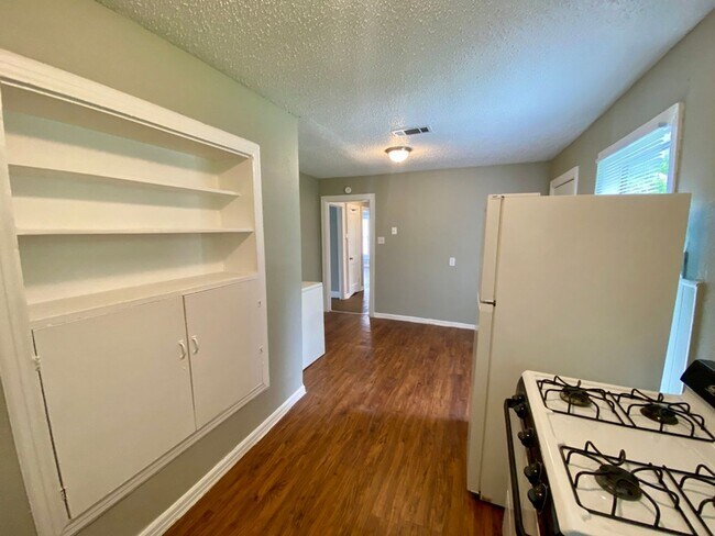 Building Photo - Charming home with a large fenced backyard...