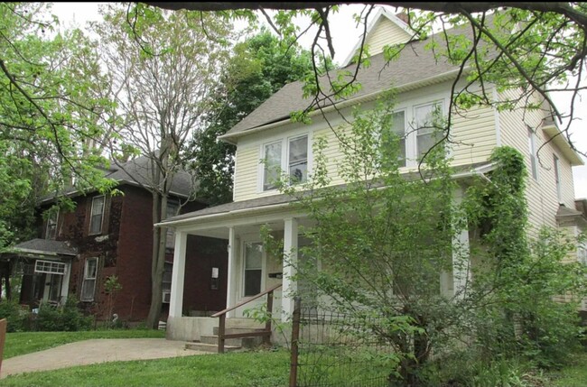 Building Photo - MGAM-1506 E main st