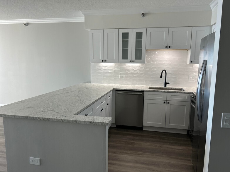 Kitchen - 512 N McClurg Ct