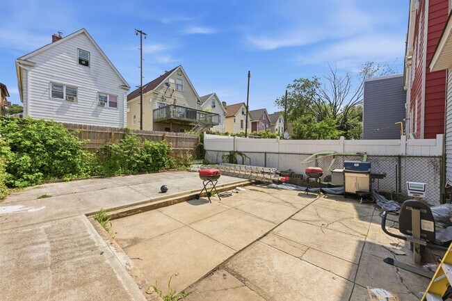 Building Photo - 129 W 28th St