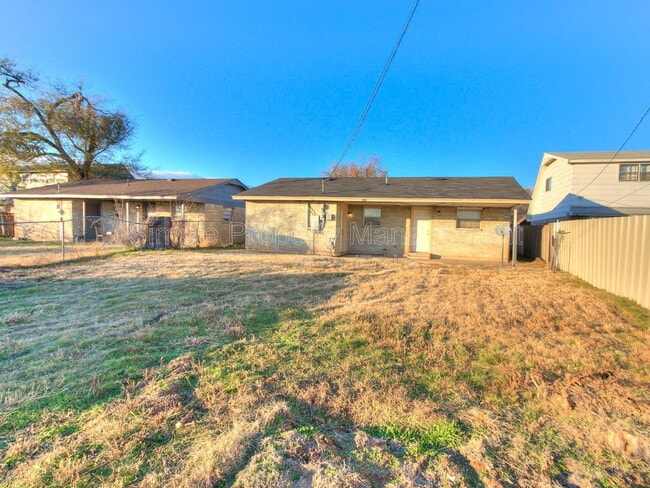 Building Photo - 3204 NE 11th St