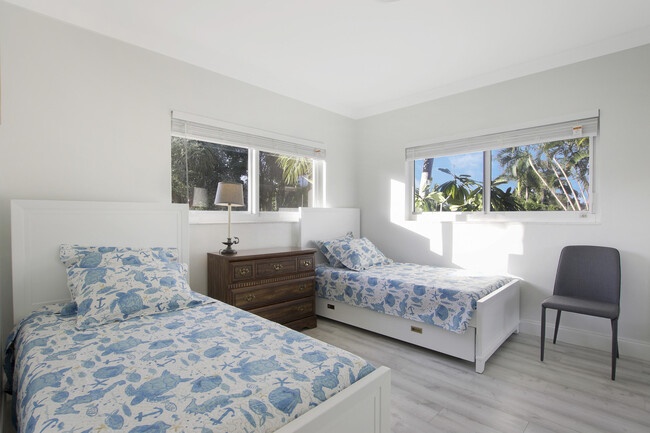 Building Photo - 466 Tequesta Dr
