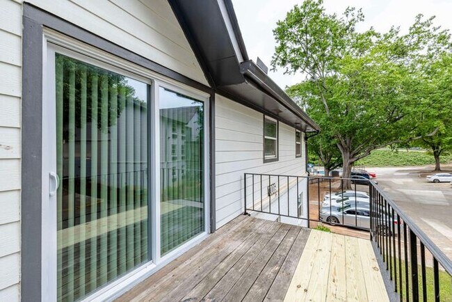 Building Photo - Spacious Apts - Excellent Tucker Location