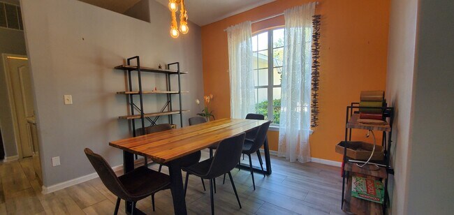 Building Photo - 284 W Silverthorn Ln