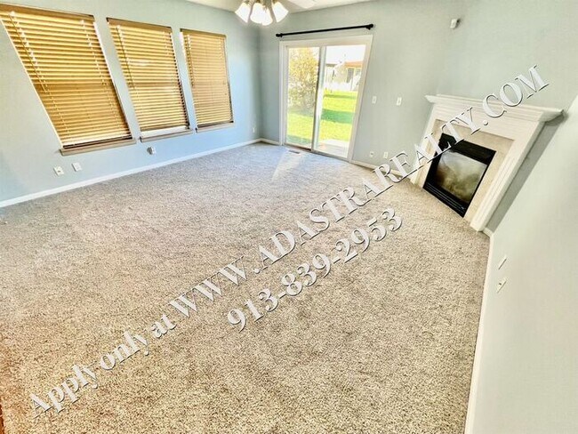 Building Photo - Spacious 3 Bed, 2 Bath, 2 Half Bath Townhome in Lee's Summit-Available NOW!!