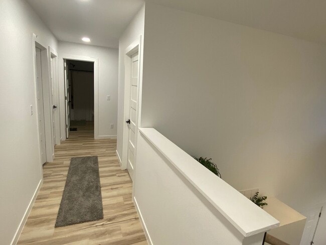 Building Photo - Beautiful 3 bed 2.5 bath Townhome