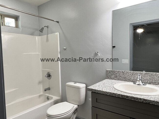Building Photo - Newer Two Bedroom Town Homes