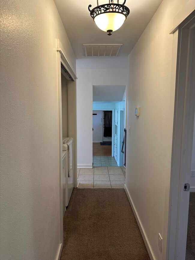 Building Photo - Updated 4 bedroom 2 bath house in Eugene!