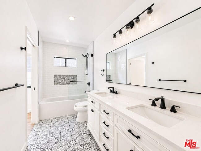 Building Photo - 818 N Genesee Ave