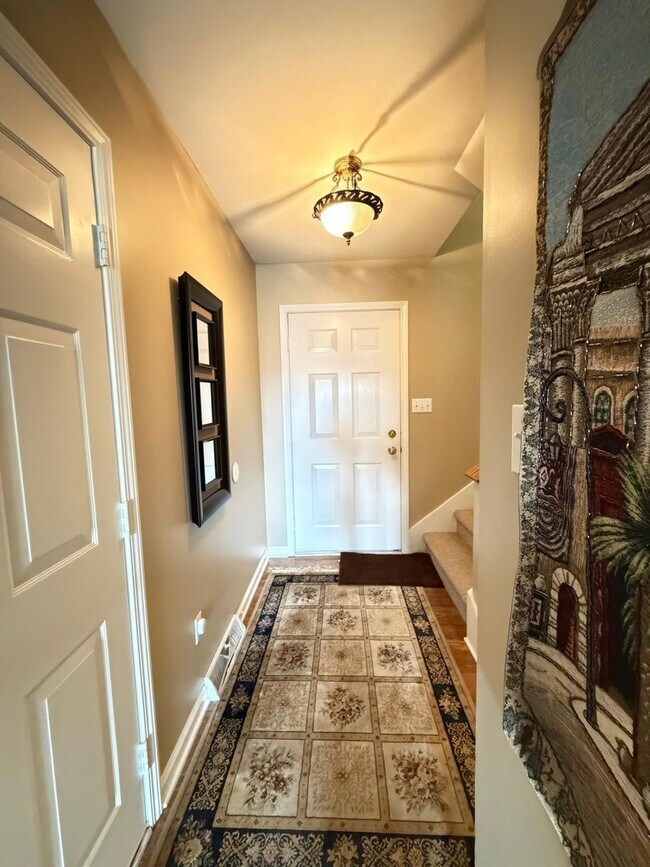 Building Photo - 3 bedroom 2.5 bath townhome located in the Windwood Village