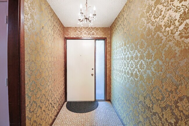 Building Photo - Spacious 3/2/2 near McCullough Park