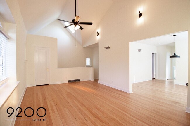 Building Photo - 1 Bed / 1 Bath- NEWLY RENOVATED APARTMENT ...