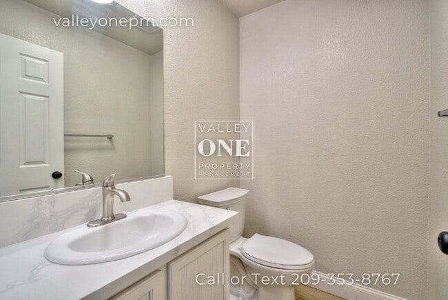 Building Photo - Rare vacancy opportunity in Turlock's finest and most desirable townhome complex!