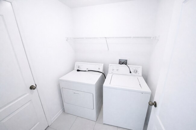 Building Photo - SPACIOUS 3Bd / 2 Ba SINGLE FAMILY HOUSE AVAILABLE