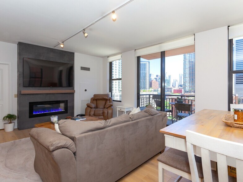 Building Photo - 330 N Jefferson St