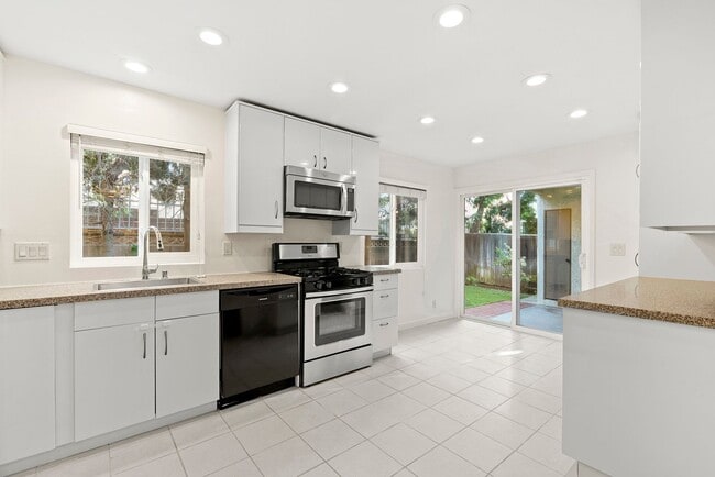 Building Photo - Gorgeous 3+3 Private Single Family Townhou...