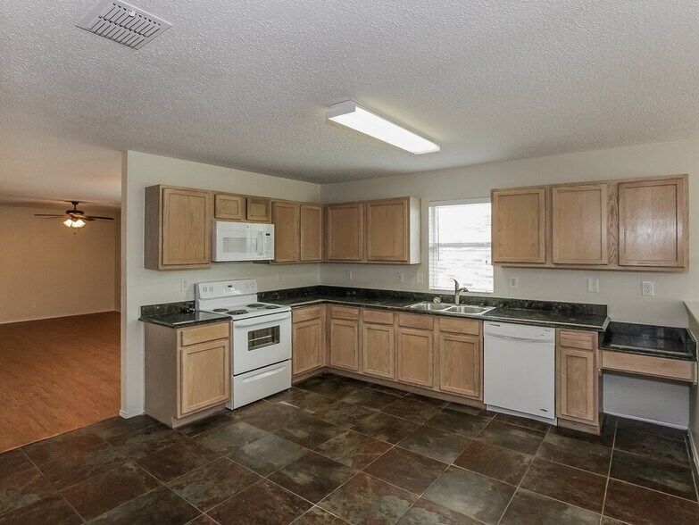 Building Photo - 8804 Seven Oaks Ln