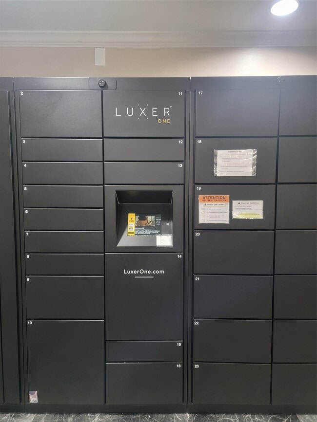 Building Photo - 361 N Post Oak Ln