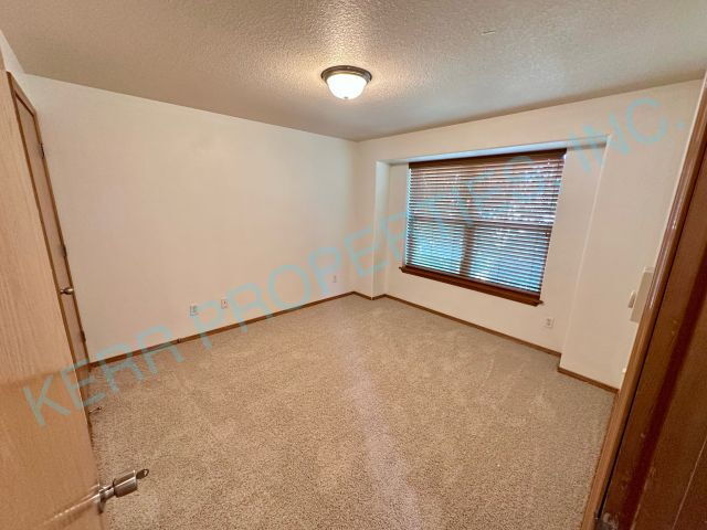 Building Photo - Spacious 3-Bed Oasis with 1.5 Baths in Portland – Your Next Home Awaits!