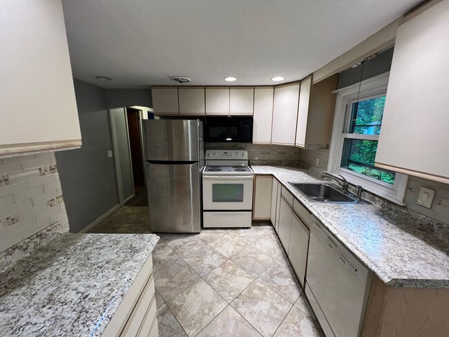 Building Photo - Single Family Home for Rent in Longmeadow!
