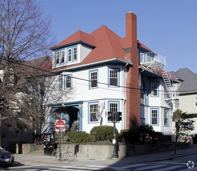 Primary Photo - 116 Waterman St