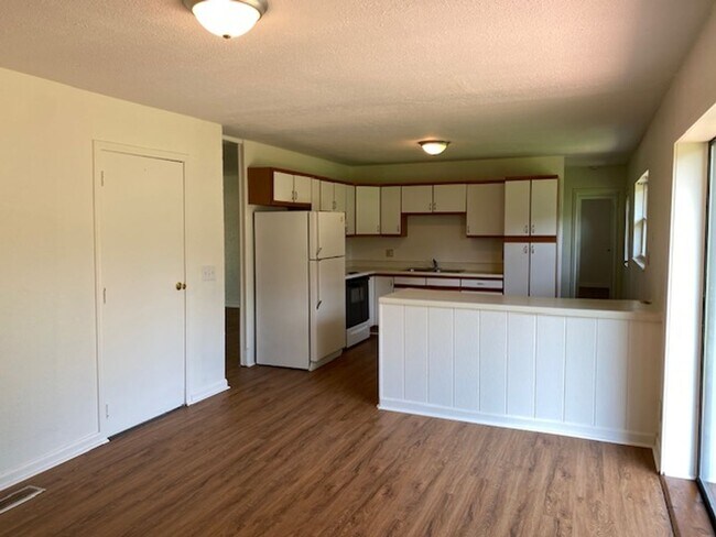 Building Photo - Three Bedroom, 1.5 Bath Home with Garage, Large Backyard!!