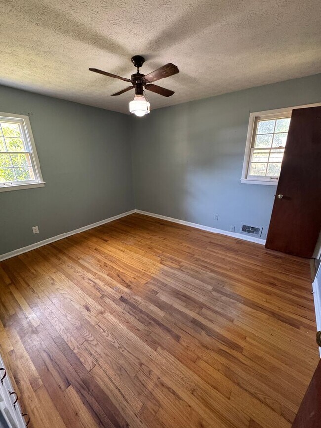 Building Photo - 400 7th Ave NE