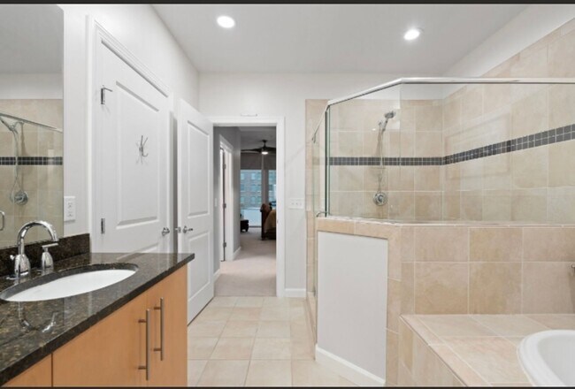 Building Photo - Centerpointe- Urban luxury living!!