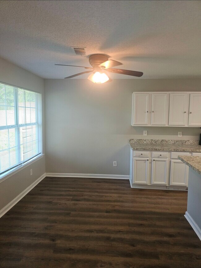 Building Photo - 670 Burtons Cove