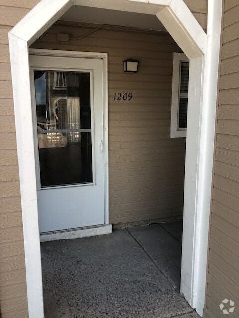 Building Photo - Lovely 2 Bedroom, 1 Bathroom Condo in Cast...