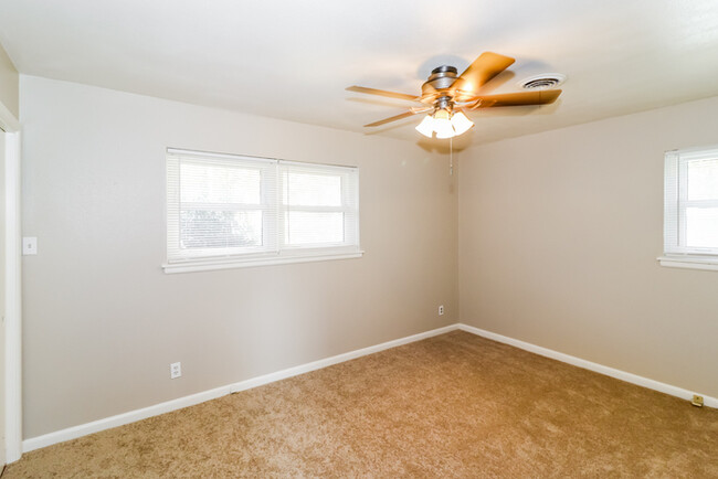 Building Photo - 9811 Temple Dr