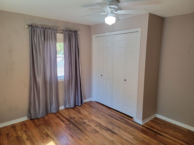 Building Photo - Charming 3 Bed, 1 Bath House with Fenced Yard, Bonus Room and Close to Willamette Park !