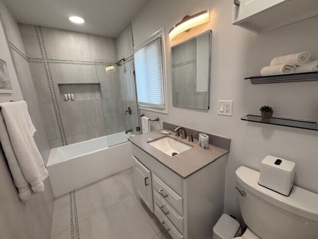 Building Photo - 423